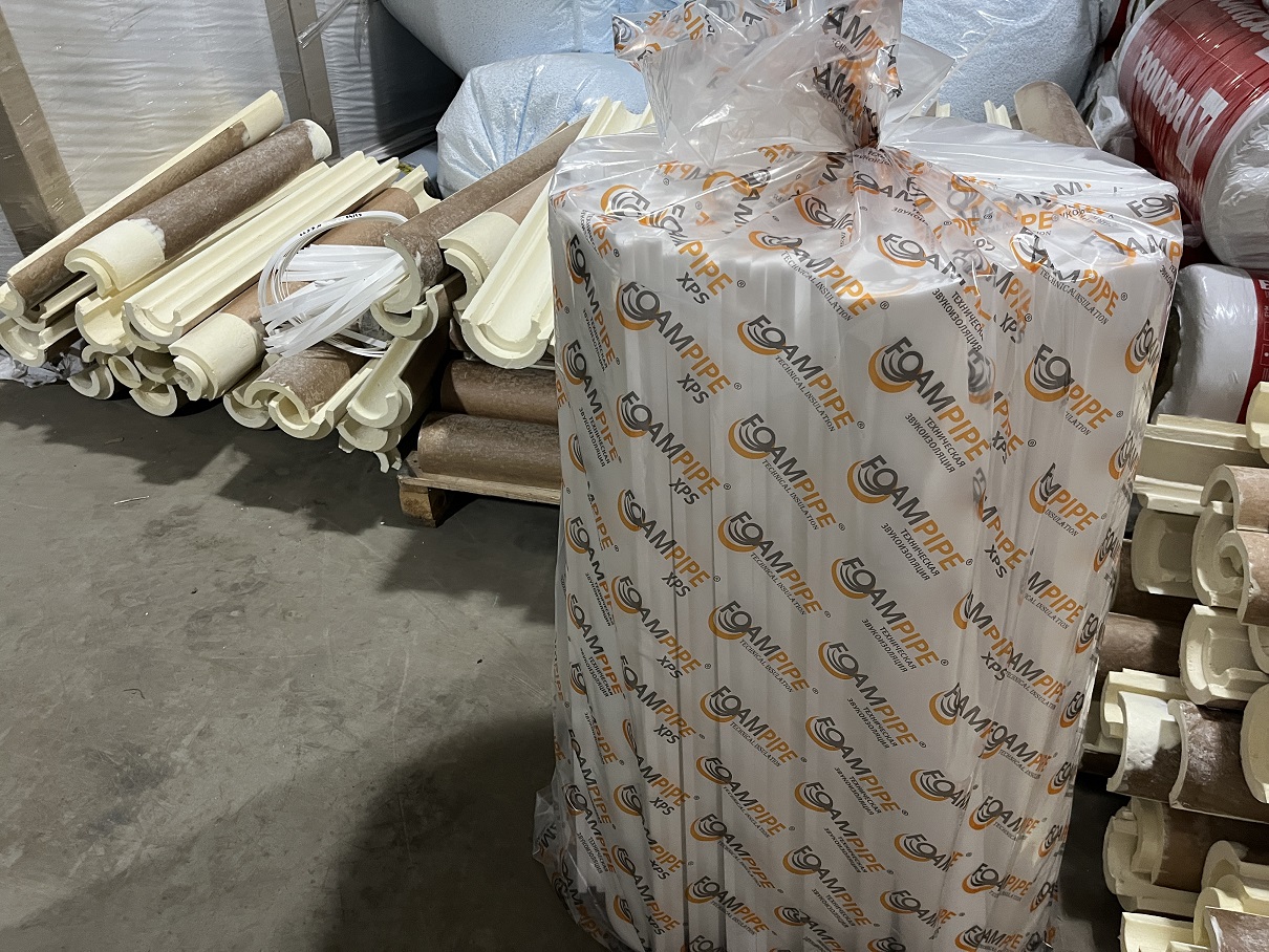С левой стороны ППУ скорлупы, с право в упаковке продукция Foampipe.